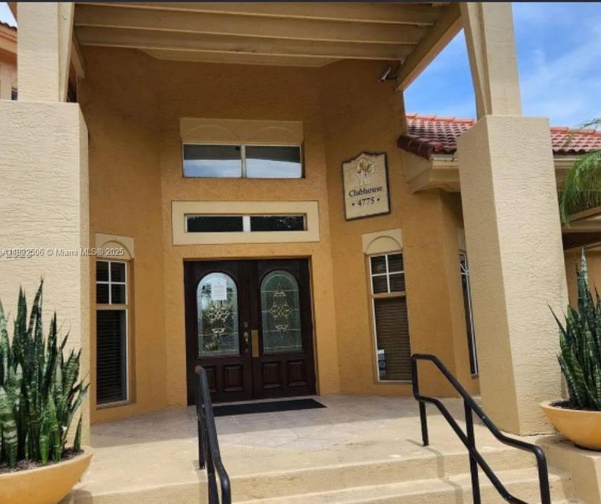 For Sale: $235,000 (2 beds, 2 baths, 906 Square Feet)