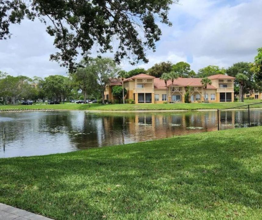 For Sale: $235,000 (2 beds, 2 baths, 906 Square Feet)