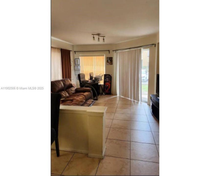 For Sale: $235,000 (2 beds, 2 baths, 906 Square Feet)