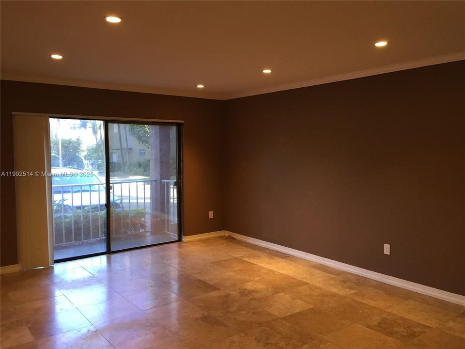 Recently Rented: $1,900 (1 beds, 1 baths, 670 Square Feet)