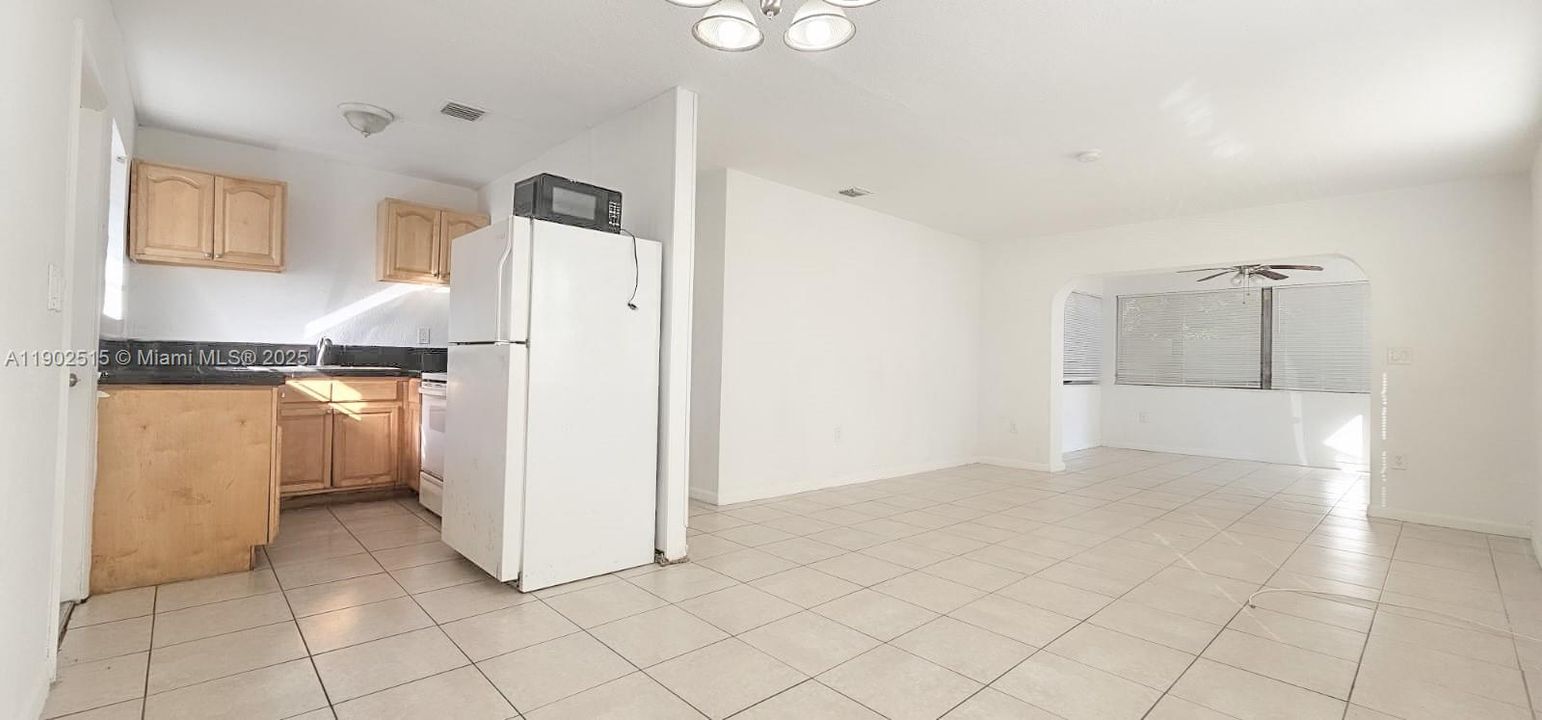 For Rent: $2,285 (3 beds, 1 baths, 1101 Square Feet)