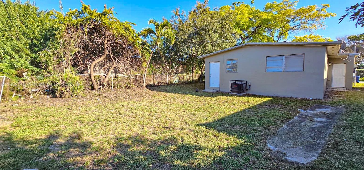 For Rent: $2,285 (3 beds, 1 baths, 1101 Square Feet)