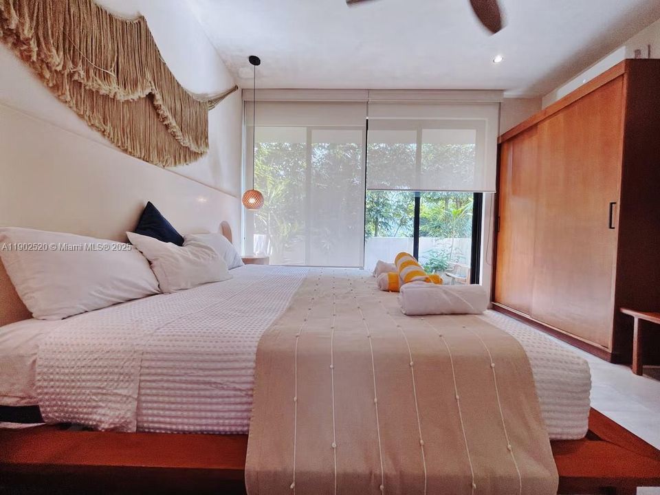 For Sale: $300,000 (2 beds, 2 baths, 1593 Square Feet)