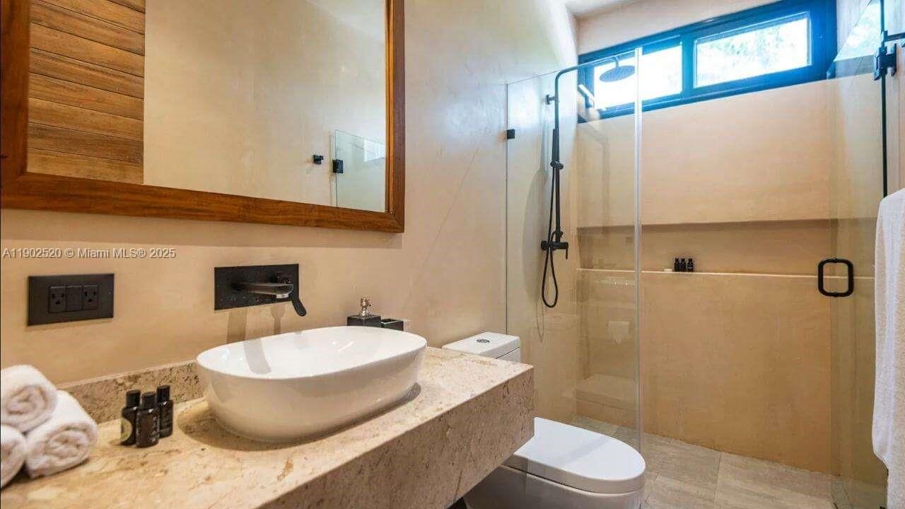 For Sale: $300,000 (2 beds, 2 baths, 1593 Square Feet)