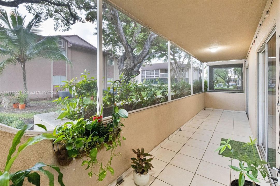 Под контрактом: $348,500 (3 спален, 2 ванн, 1060 Квадратных фут)