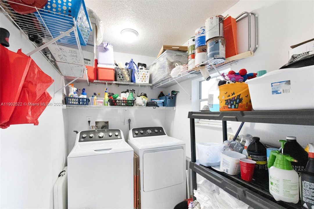 Под контрактом: $348,500 (3 спален, 2 ванн, 1060 Квадратных фут)