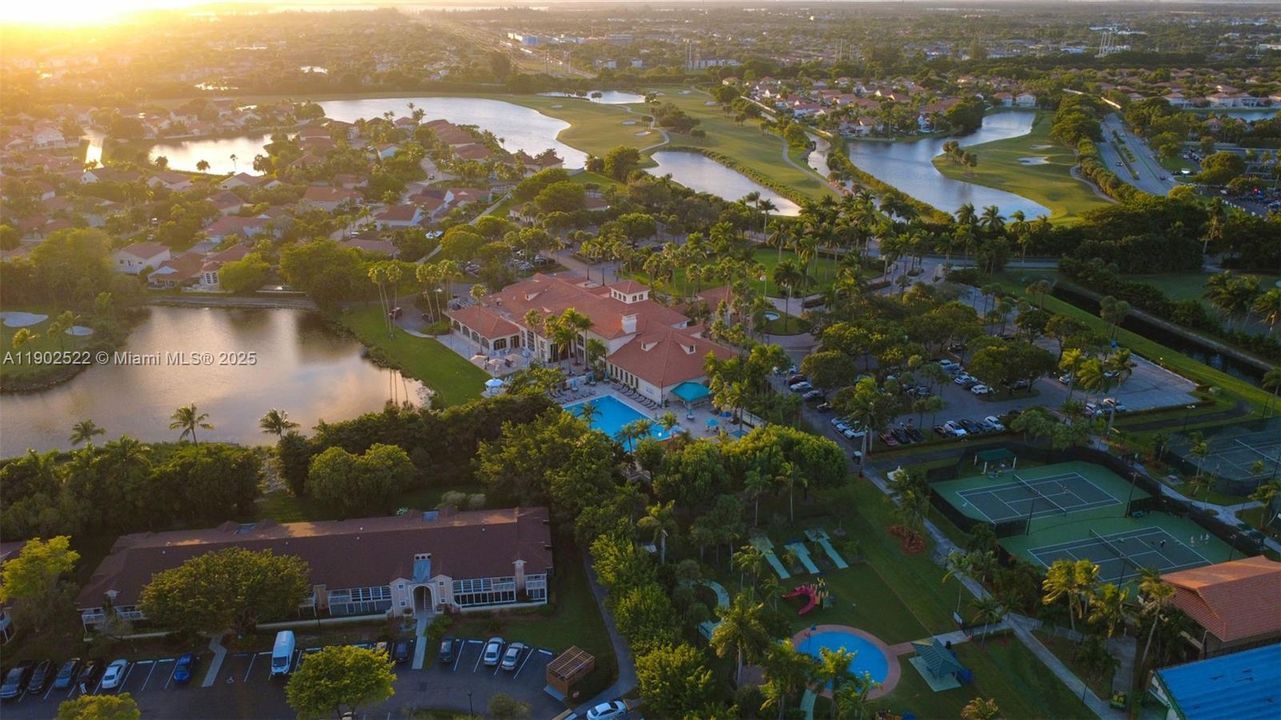 Под контрактом: $348,500 (3 спален, 2 ванн, 1060 Квадратных фут)