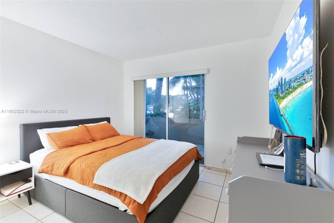 Под контрактом: $348,500 (3 спален, 2 ванн, 1060 Квадратных фут)