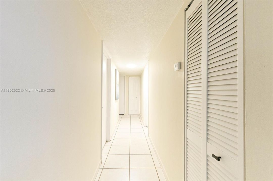 Под контрактом: $348,500 (3 спален, 2 ванн, 1060 Квадратных фут)