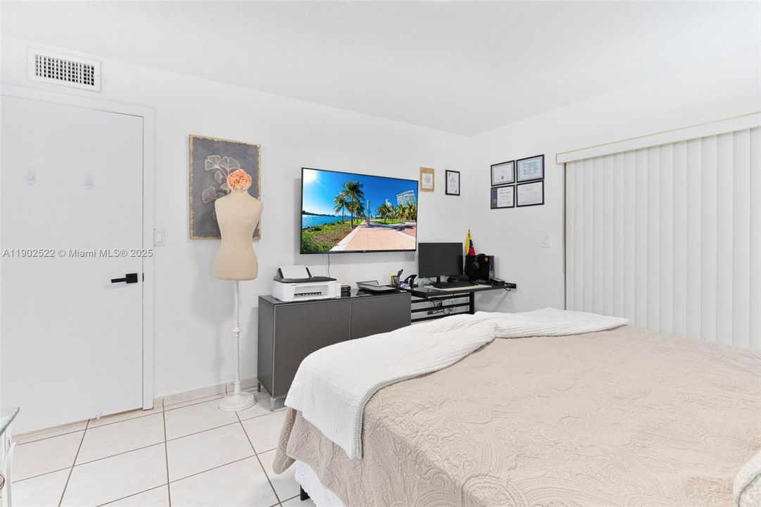 Под контрактом: $348,500 (3 спален, 2 ванн, 1060 Квадратных фут)