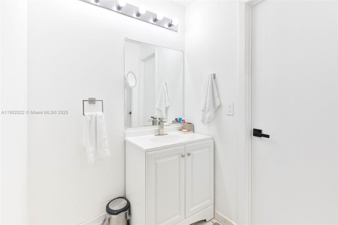 Под контрактом: $348,500 (3 спален, 2 ванн, 1060 Квадратных фут)