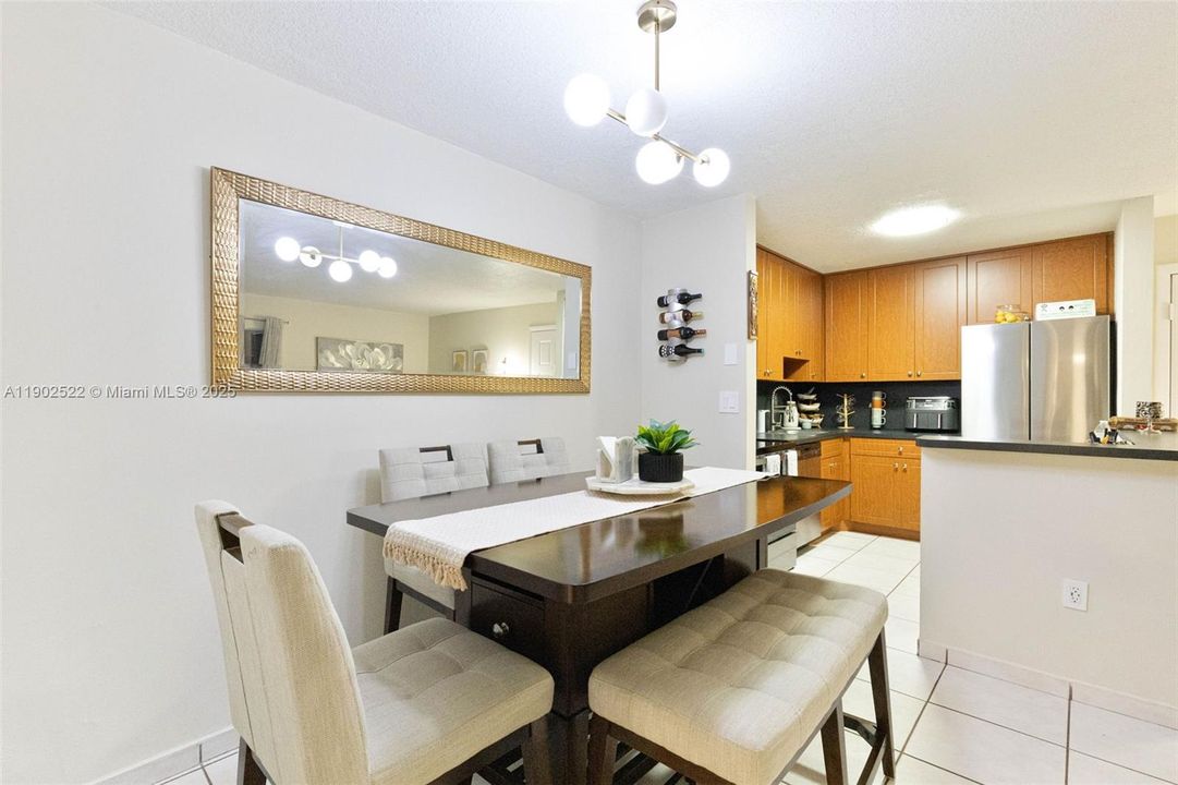 Под контрактом: $348,500 (3 спален, 2 ванн, 1060 Квадратных фут)