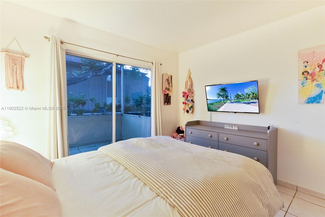 Под контрактом: $348,500 (3 спален, 2 ванн, 1060 Квадратных фут)