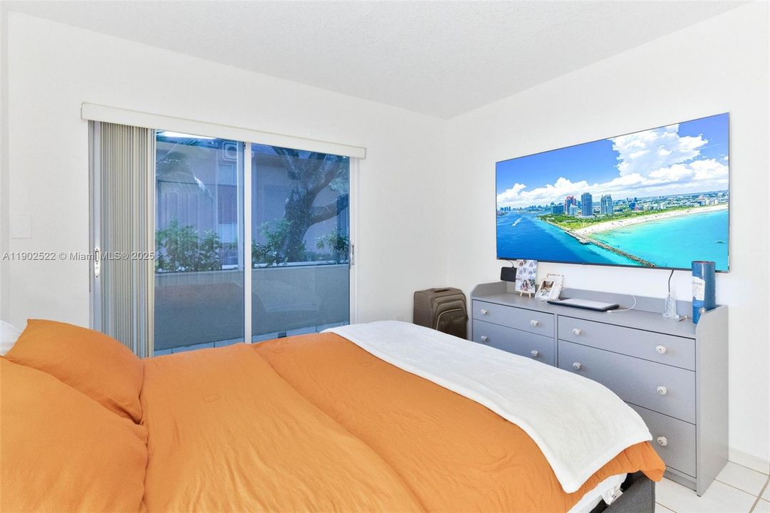 Под контрактом: $348,500 (3 спален, 2 ванн, 1060 Квадратных фут)