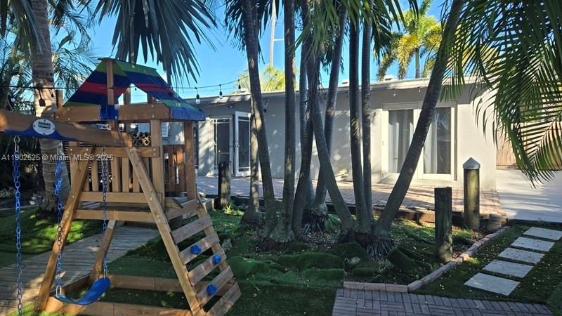 For Rent: $3,000 (3 beds, 2 baths, 867 Square Feet)