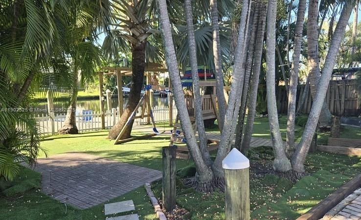 For Rent: $3,000 (3 beds, 2 baths, 867 Square Feet)