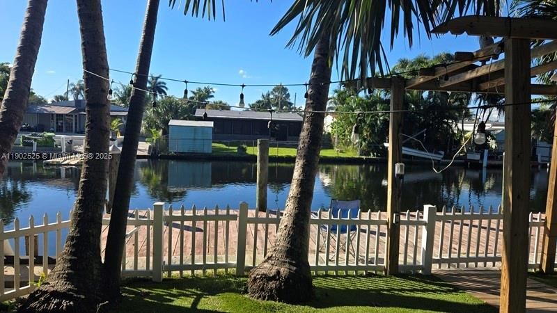 For Rent: $3,000 (3 beds, 2 baths, 867 Square Feet)