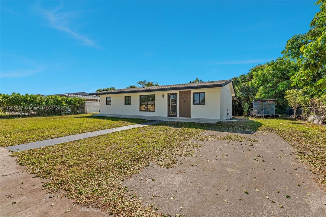 合同活跃: $575,000 (3 贝兹, 2 浴室, 1058 平方英尺)