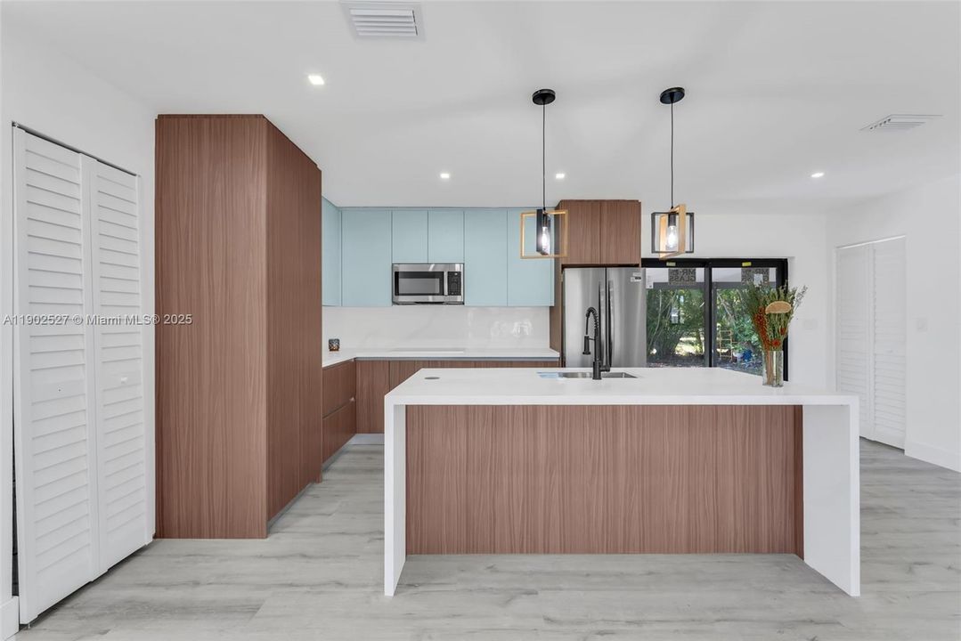 合同活跃: $575,000 (3 贝兹, 2 浴室, 1058 平方英尺)