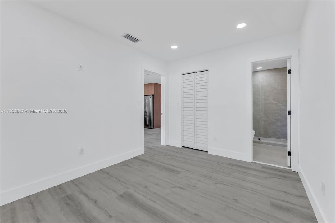 合同活跃: $575,000 (3 贝兹, 2 浴室, 1058 平方英尺)