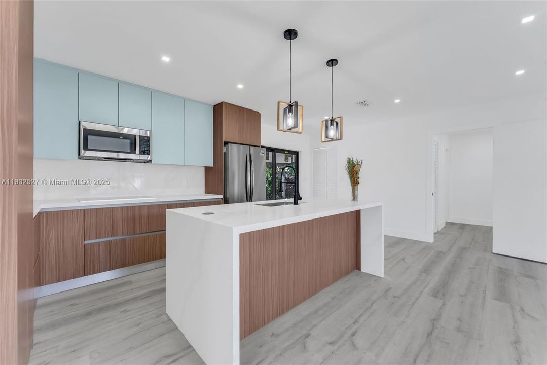 合同活跃: $575,000 (3 贝兹, 2 浴室, 1058 平方英尺)