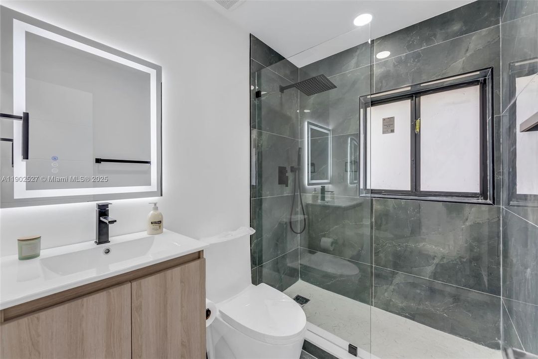 合同活跃: $575,000 (3 贝兹, 2 浴室, 1058 平方英尺)