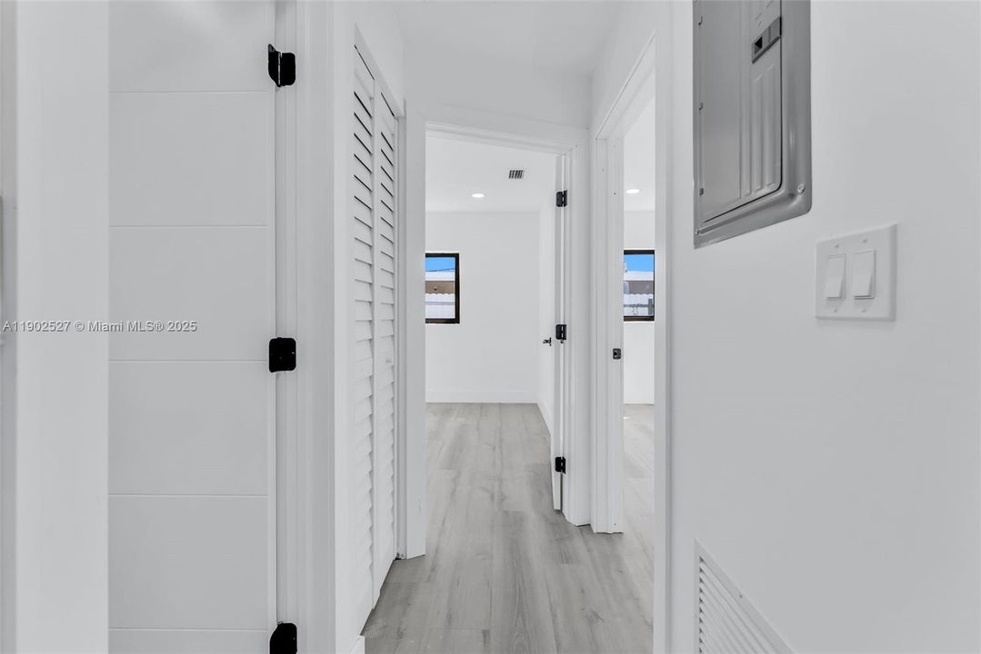 合同活跃: $575,000 (3 贝兹, 2 浴室, 1058 平方英尺)