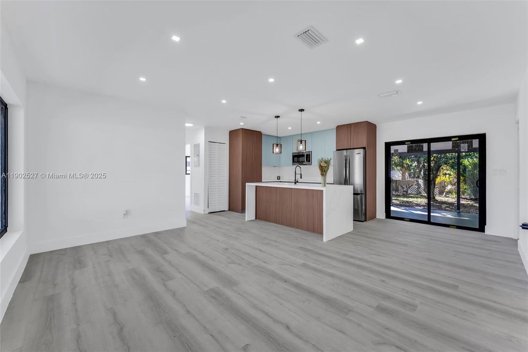 合同活跃: $575,000 (3 贝兹, 2 浴室, 1058 平方英尺)