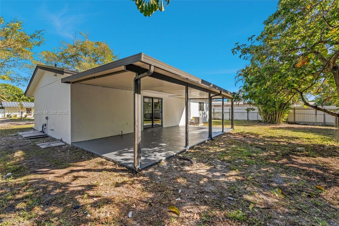 合同活跃: $575,000 (3 贝兹, 2 浴室, 1058 平方英尺)