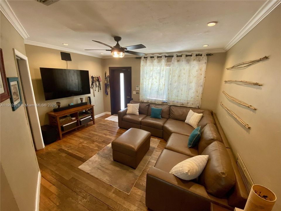 На продажу: $874,900 (3 спален, 2 ванн, 1234 Квадратных фут)