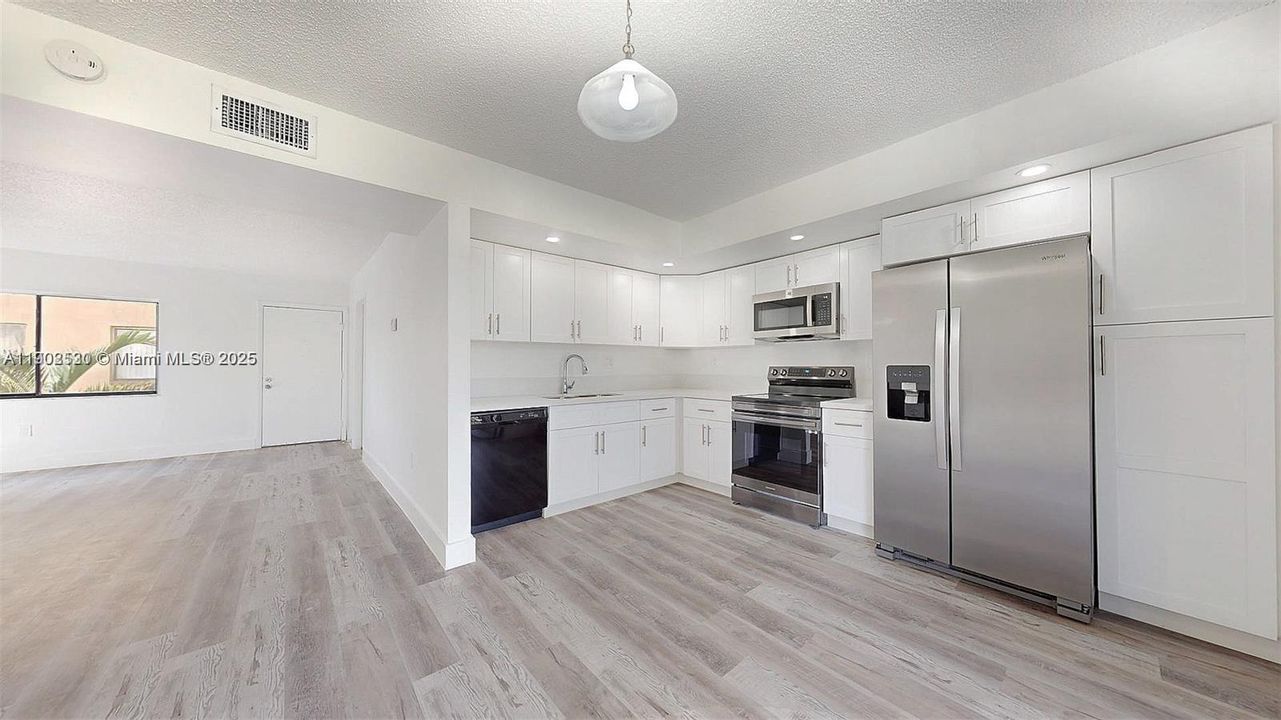 Recently Rented: $2,450 (3 beds, 2 baths, 1040 Square Feet)