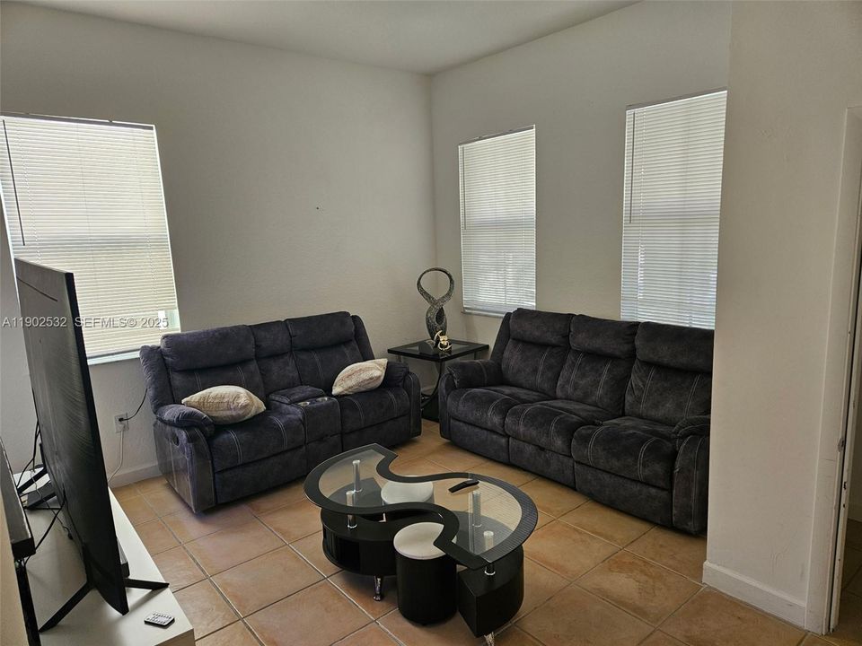 В аренду: $3,000 (4 спален, 3 ванн, 1833 Квадратных фут)