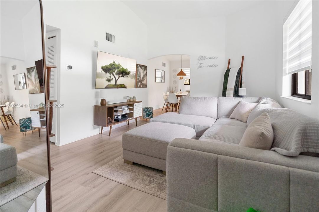 На продажу: $330,000 (3 спален, 2 ванн, 1032 Квадратных фут)