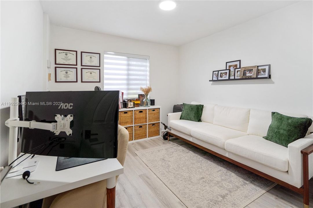 На продажу: $330,000 (3 спален, 2 ванн, 1032 Квадратных фут)