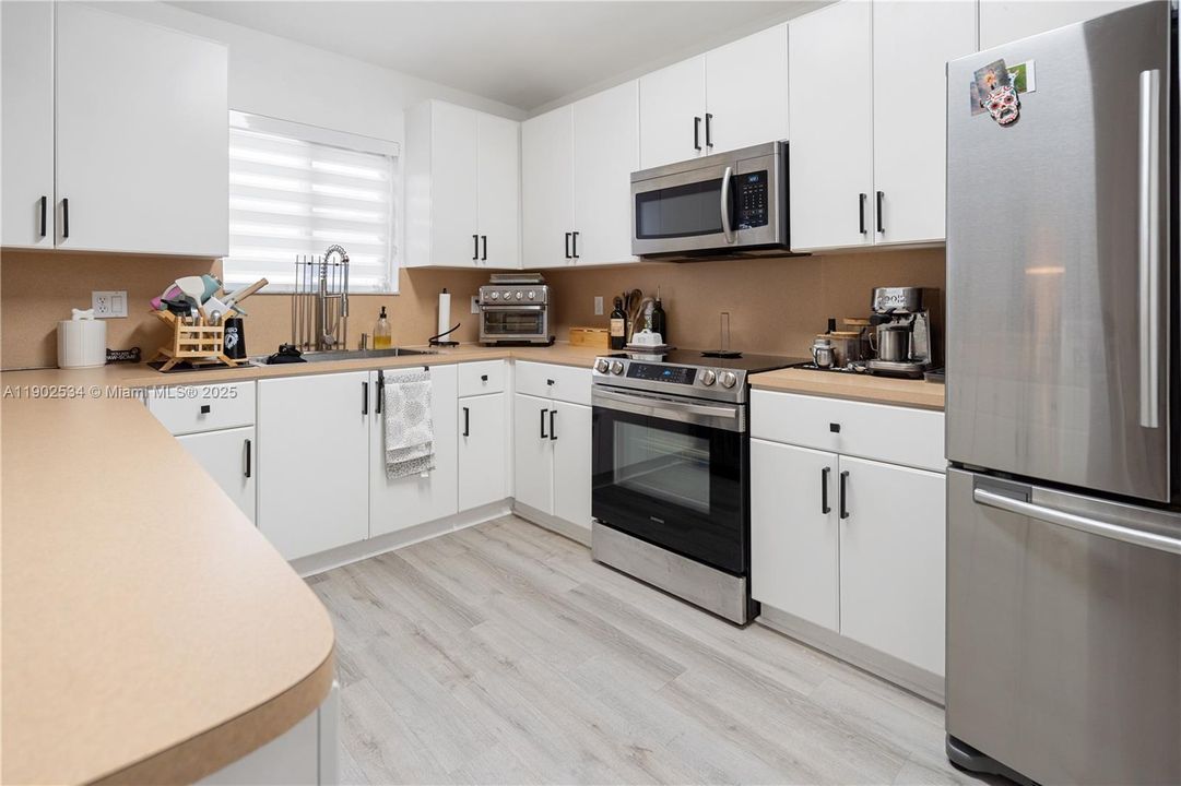 На продажу: $330,000 (3 спален, 2 ванн, 1032 Квадратных фут)