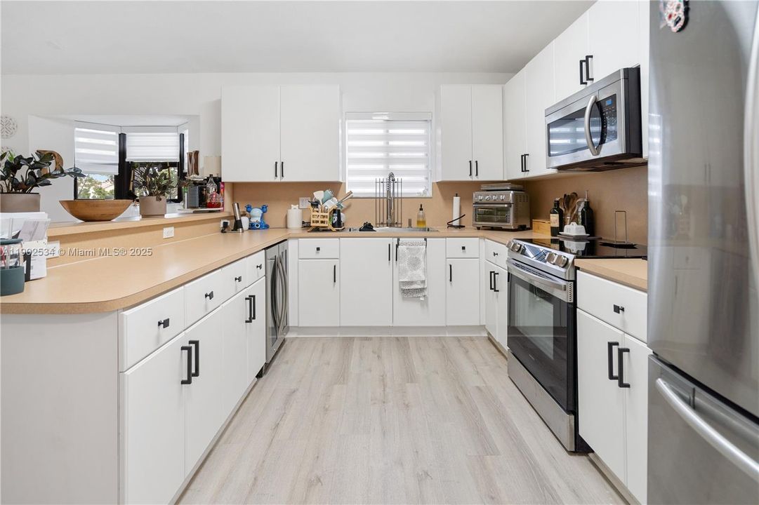 На продажу: $330,000 (3 спален, 2 ванн, 1032 Квадратных фут)