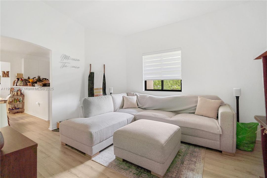 На продажу: $330,000 (3 спален, 2 ванн, 1032 Квадратных фут)