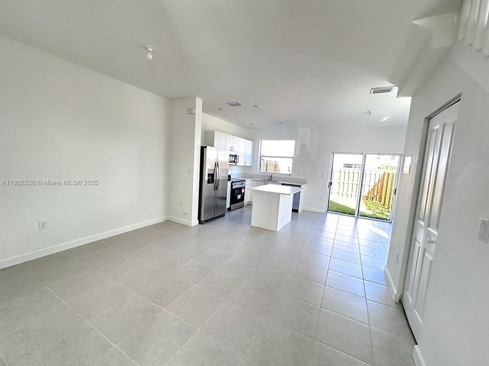 Active With Contract: $2,400 (3 beds, 3 baths, 1328 Square Feet)