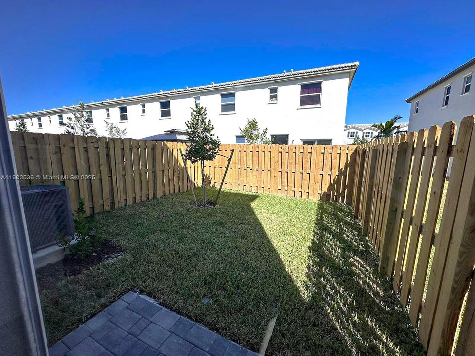 Active With Contract: $2,400 (3 beds, 3 baths, 1328 Square Feet)