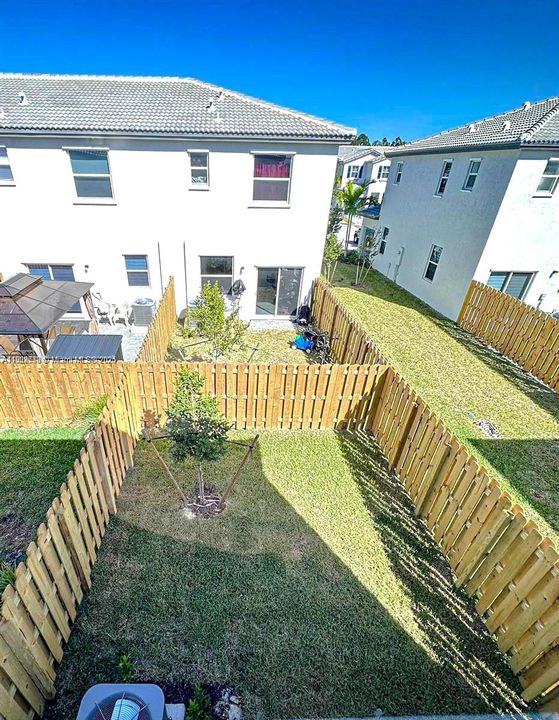 Active With Contract: $2,400 (3 beds, 3 baths, 1328 Square Feet)