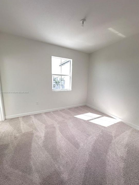 Active With Contract: $2,400 (3 beds, 3 baths, 1328 Square Feet)