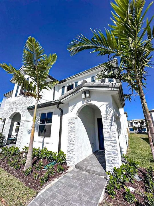 Active With Contract: $2,400 (3 beds, 3 baths, 1328 Square Feet)