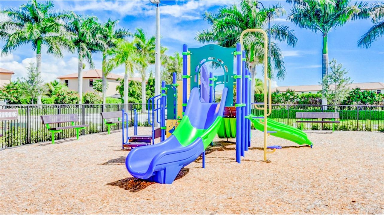 Active With Contract: $2,400 (3 beds, 3 baths, 1328 Square Feet)