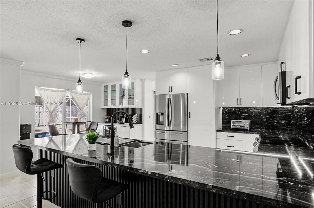 合同活跃: $799,000 (4 贝兹, 2 浴室, 2612 平方英尺)