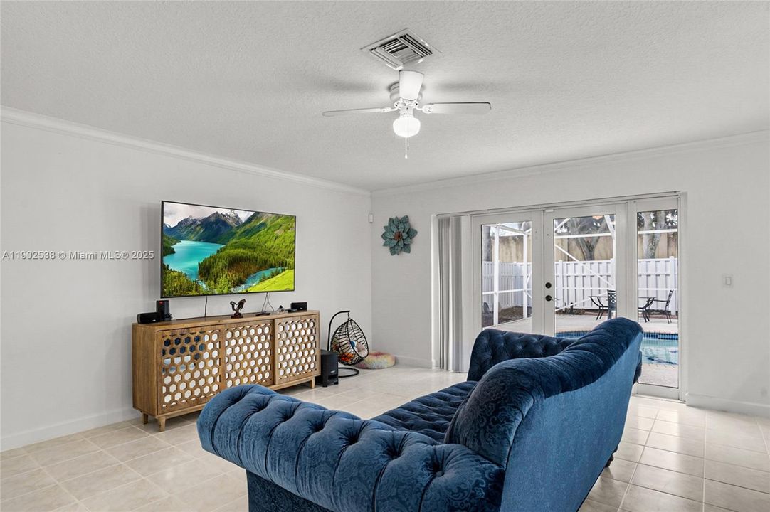 合同活跃: $799,000 (4 贝兹, 2 浴室, 2612 平方英尺)