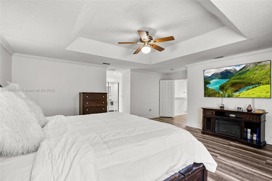 合同活跃: $799,000 (4 贝兹, 2 浴室, 2612 平方英尺)