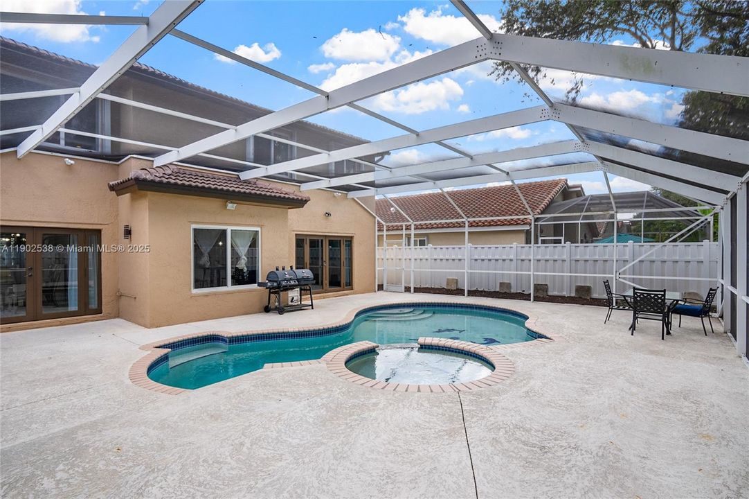 合同活跃: $799,000 (4 贝兹, 2 浴室, 2612 平方英尺)