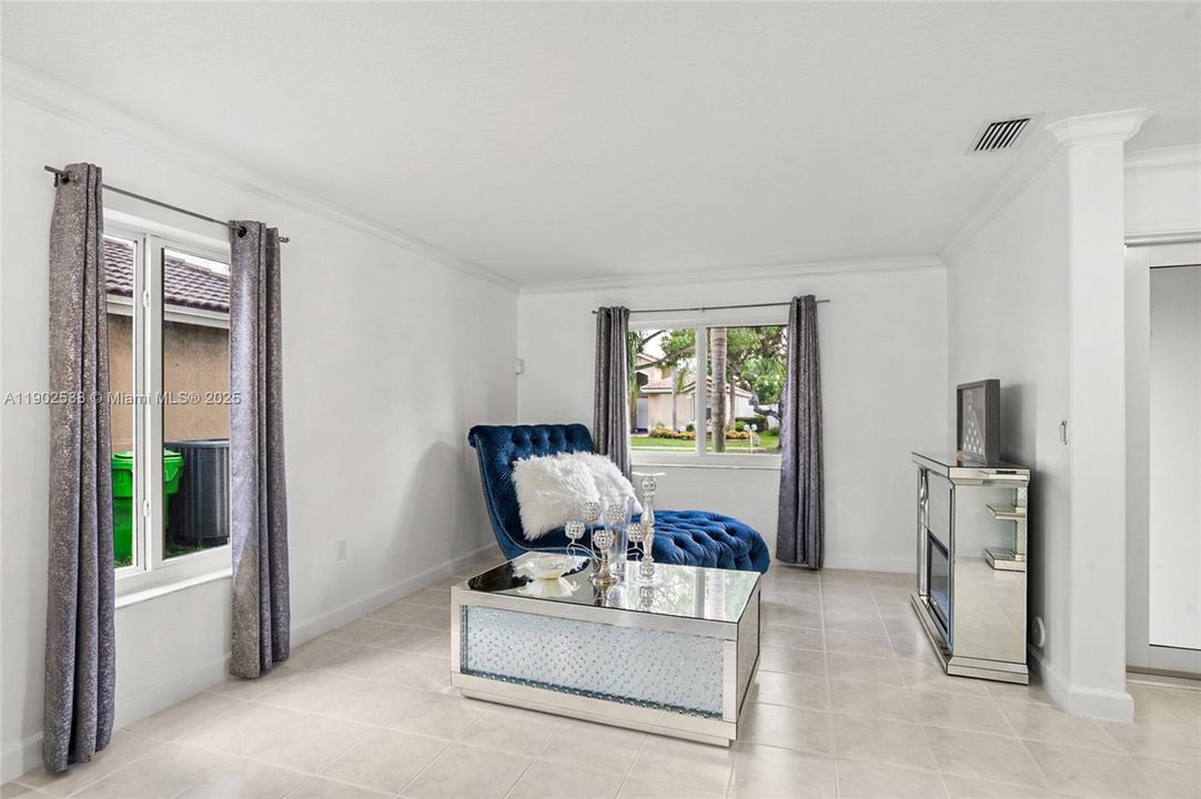 合同活跃: $799,000 (4 贝兹, 2 浴室, 2612 平方英尺)