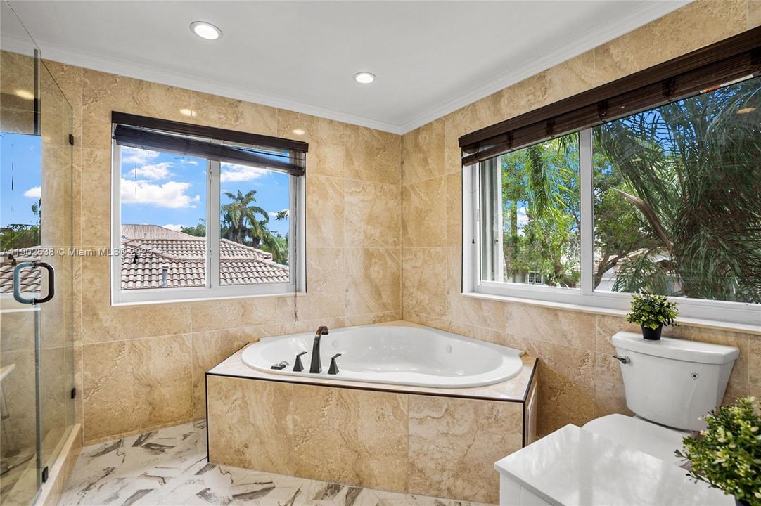 合同活跃: $799,000 (4 贝兹, 2 浴室, 2612 平方英尺)