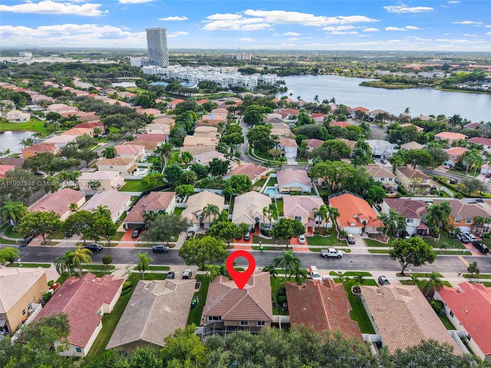 合同活跃: $799,000 (4 贝兹, 2 浴室, 2612 平方英尺)